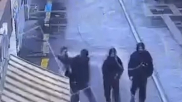 Iğdır'da kız çocuğunun bıçaklı saldırıya uğradığı anlar kamerada
Şüphelinin ifadesinde, "Sabah evden çıktım, birini bıçaklamam lazım" dediği ortaya çıktı