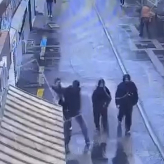 Iğdır'da kız çocuğunun bıçaklı saldırıya uğradığı anlar kamerada
Şüphelinin...