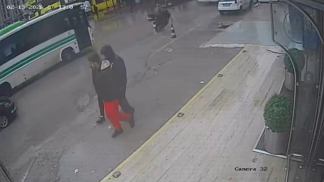 Devrilen motosikletin sürücüsü, otobüsün altında kalmaktan son anda kurtuldu; o anlar kamerada