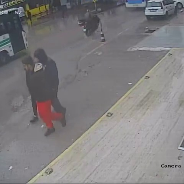 Devrilen motosikletin sürücüsü, otobüsün altında kalmaktan son anda kurtuld...