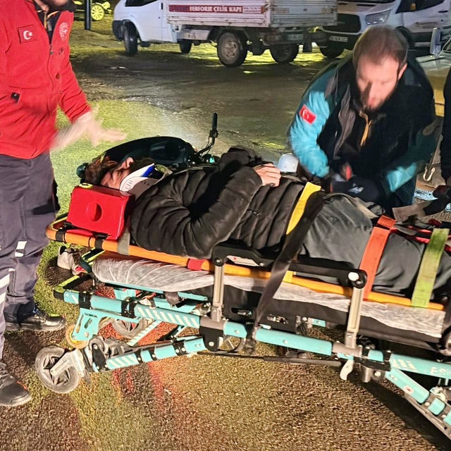 Otomobilin çarpıp kaçtığı motosiklet sürücüsü yaralandı