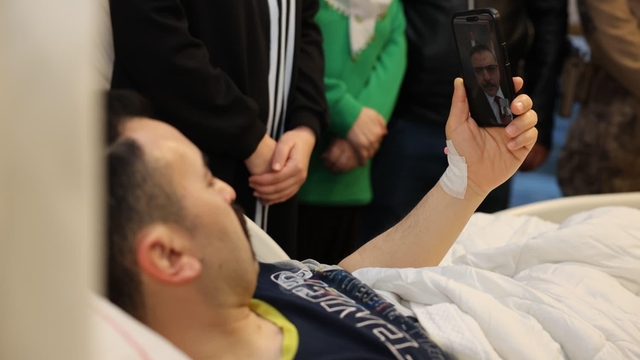 Bakan Çiftçi, operasyonda yaralanan özel harekat polisiyle görüntülü konuştu
Vali Gökmen Çiçek, kahraman polisi hastanede ziyaret etti