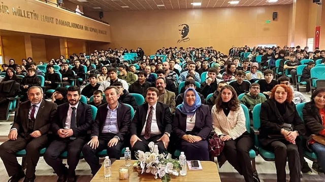 Eğitimci yazar Halit Ertuğrul, Nallıhan'da öğrencilerle buluştu