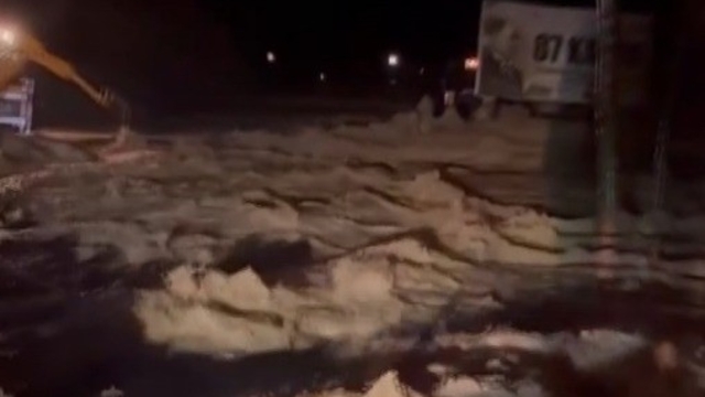 Adana'da sel ve heyelanlar ulaşımda aksamalara neden oldu
Feke-Saimbeyli karayolu Göksu Nehri'nin taşması nedeniyle ulaşıma kapatıldı