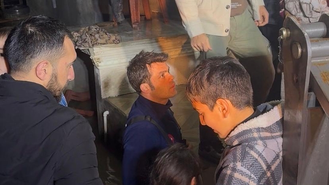 Manisa'da selde mahsur kalan 11 kişilik aile kurtarıldı