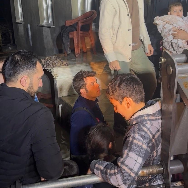 Manisa'da selde mahsur kalan 11 kişilik aile kurtarıldı