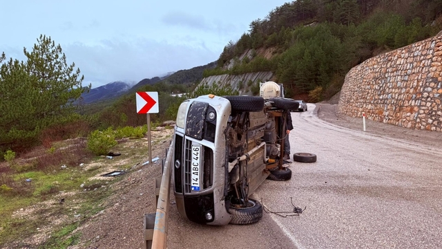 Otomobil ile hafif ticari araç çarpıştı; 2 yaralı