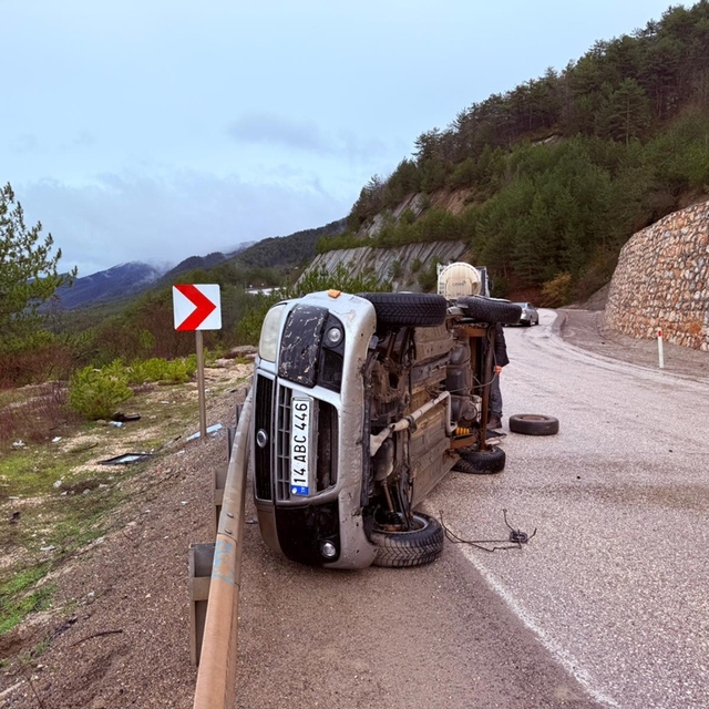 Otomobil ile hafif ticari araç çarpıştı; 2 yaralı