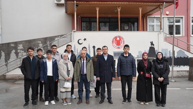 Ankara'da öğrenciler ve öğretmenler bakkalların veresiye defterindeki borçları ödedi