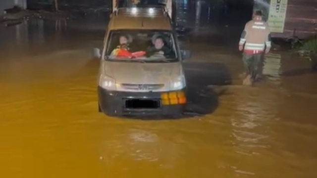 Hatay'da sağanak; dere taştı, evi ve ahırı su bastı (2)