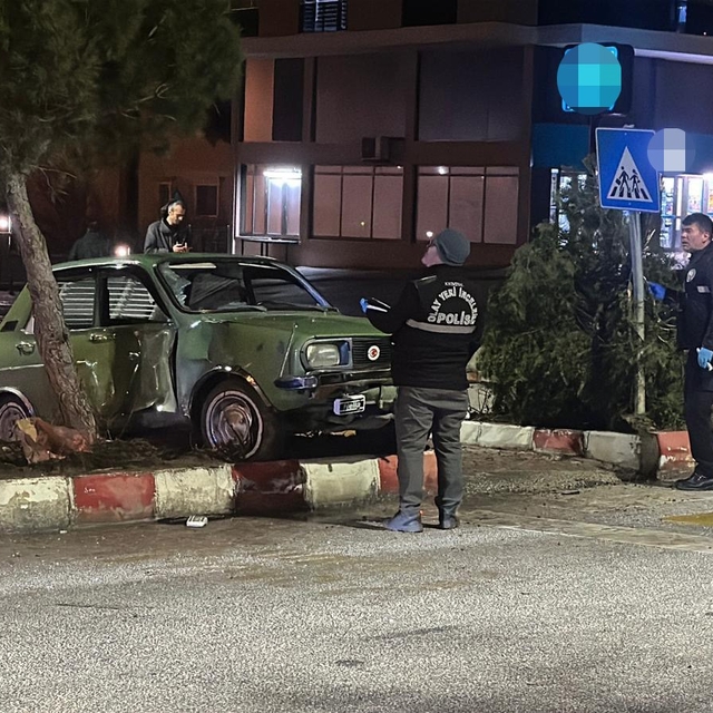 Otomobil yayalara çarptı: 3 yaralı