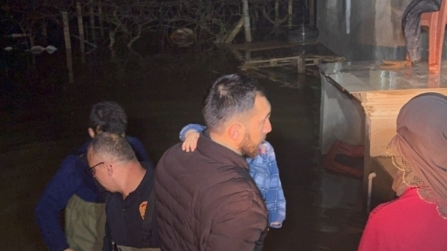 Manisa'da selde mahsur kalan 11 kişilik aile tahliye edildi