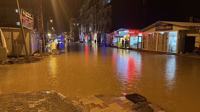 Malatya'da sağanak; iş yerlerini su bastı, taziye çadırı uçtu