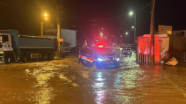Alanya'da Oba çayı taştı, caddeler sular altında kaldı