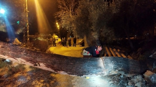 Defne'de devrilen ağaç yolu kapattı