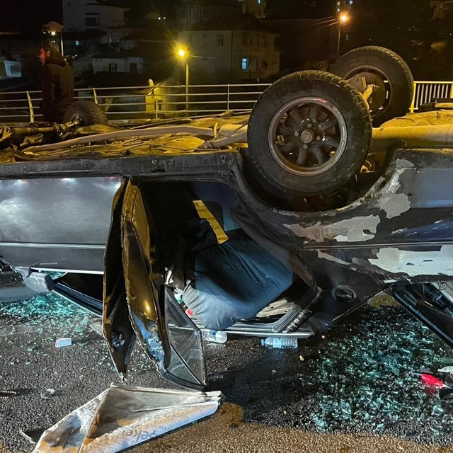 Kazada hurdaya dönen araçtan yara almadan kurtuldu