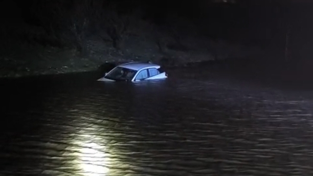 Adıyaman'da sele yakalanan araç suya gömüldü Sel sularında mahsur kalanları vatandaşlar kurtardı