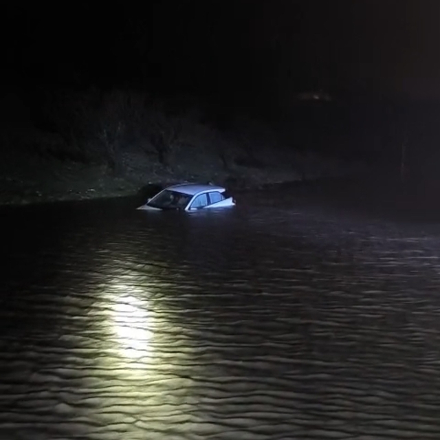 Adıyaman'da sele yakalanan araç suya gömüldü
Sel sularında mahsur kalanları...