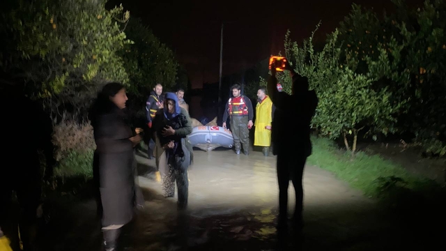 Antalya'da su basan barınaktaki 27 köpek botlar yardımıyla kurtarıldı