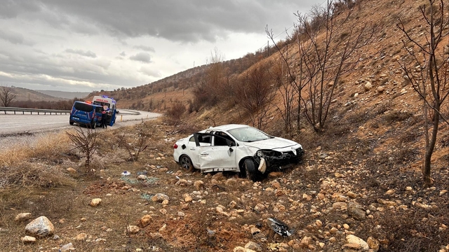 Malatya'da devrilen otomobilin sürücüsü yaralandı