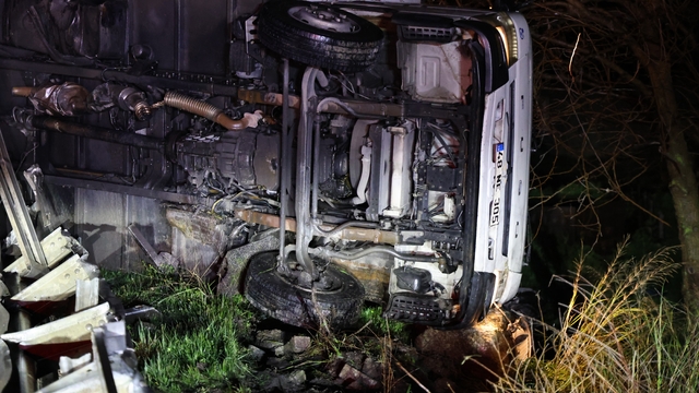 Kamyon bariyerlerde askıda kaldı, sürücü hafif yaralandı