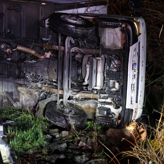 Kamyon bariyerlerde askıda kaldı, sürücü hafif yaralandı