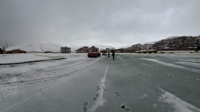 Karla kaplanan stadyum kısa sürede maçlara hazırlandı