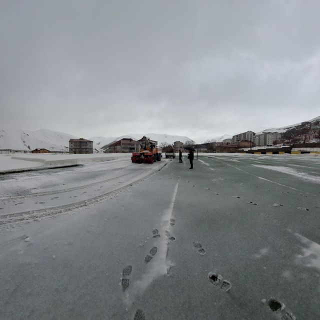 Karla kaplanan stadyum kısa sürede maçlara hazırlandı