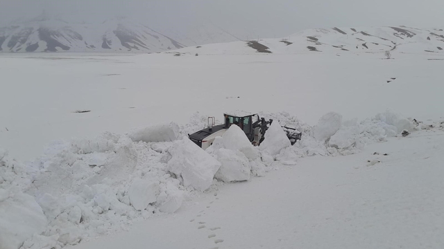 Hakkari'de 19 köy ve 38 mezra yolu ulaşıma açıldı