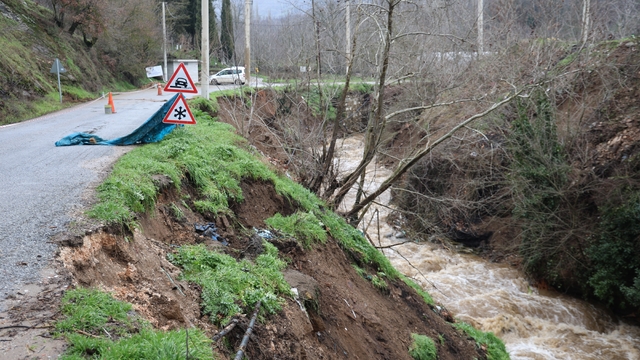 Yağışların arından, Aydın'da her yerde heyelan ve sel olayı yaşanıyor
İl genelinde 18 heyelan, 4 sel baskını yaşandı, 9 hane tahliye edildi