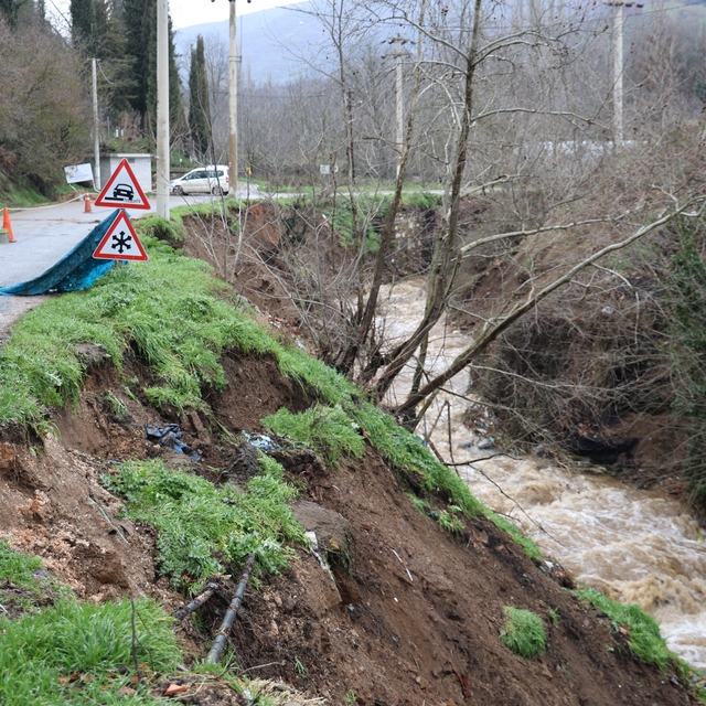 Yağışların arından, Aydın'da her yerde heyelan ve sel olayı yaşanıyor
İl ge...