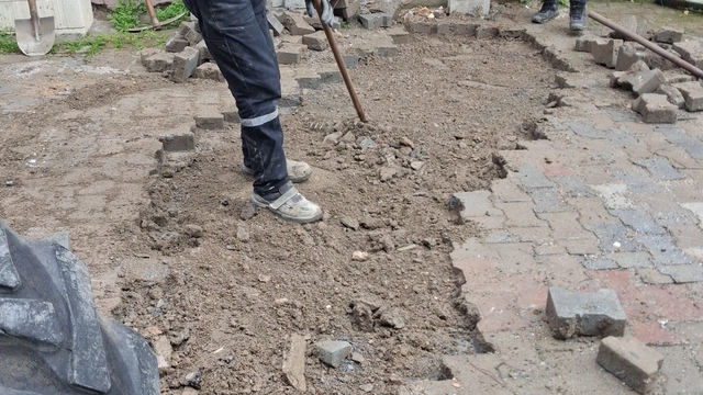 Koçarlı'da bozuk yollar onarıldı, Cihanoğlu Camii çevresi yeniden düzenlendi