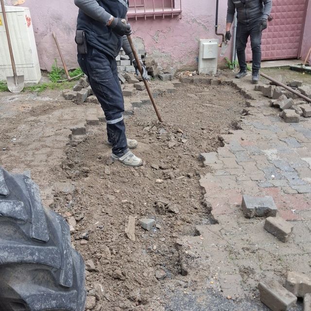 Koçarlı'da bozuk yollar onarıldı, Cihanoğlu Camii çevresi yeniden düzenlend...