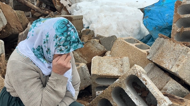 Yüksekova'da bir annenin sessiz feryadı: Zine Teyze yıkılan ahırının başında gözyaşlarına boğuldu