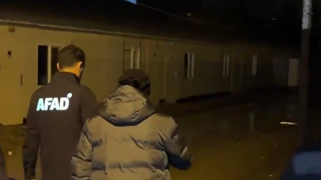 Gaziantep'te yoğun yağış sonrası geçici yaşam alanı boşaltıldı