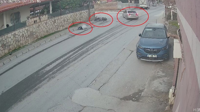 Otomobille çarpışan motosiklet sürücüsünün metrelerce havaya savrulduğu anlar kamerada
