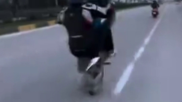 Motosikletinin önünü kaldırdığı anları paylaşarak 'Relax olacaksın baba' yazan motosiklet sürücüsüne ceza