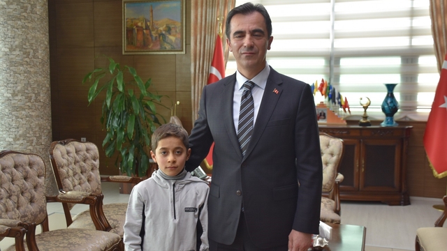 Vali Karakaya'dan kar altında İstiklal Marşı okuyan öğrenciye teşekkür