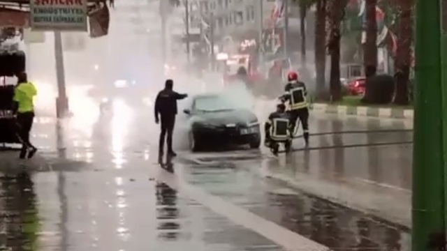 Osmaniye'de park halindeki otomobil yandı