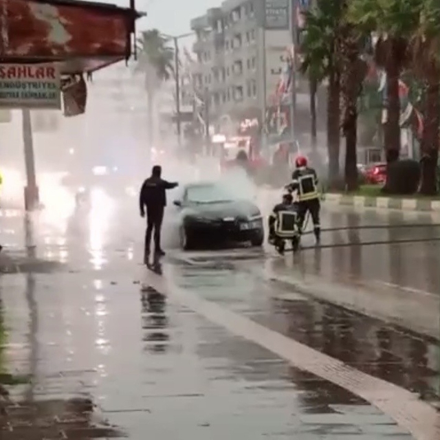 Osmaniye'de park halindeki otomobil yandı