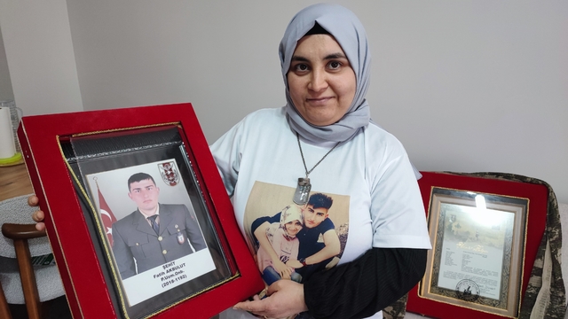 Sonsuz aşk
Funda Akbulut, şehit eşinin sevgililer gününde yaptırdığı ve üzerinde ikisinin de fotoğrafının olduğu tişörtü hiç çıkarmıyor