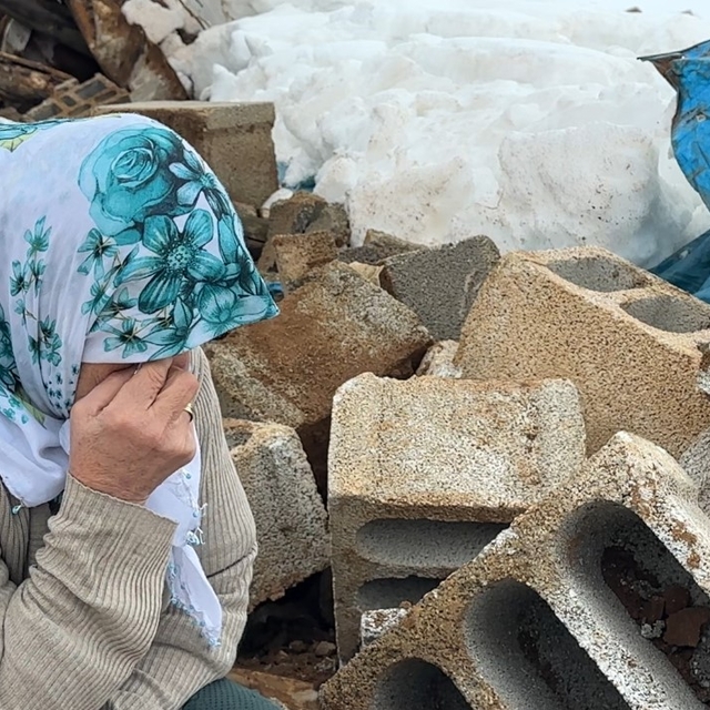 Yüksekova'da bir annenin sessiz feryadı: Zine Teyze yıkılan ahırının başınd...