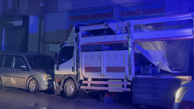 Genç kız, 4. kattan kamyonet kasasına düşüp ağır yaralandı