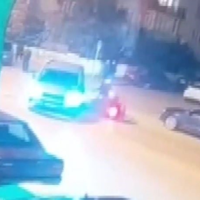 Otomobil ve motosikletin karıştığı kaza güvenlik kamerasına yansıdı