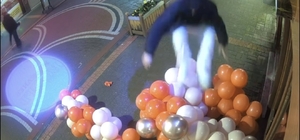 Sevgililer Günü süslemesi için asılan balonlara zarar verdi; o anlar kamera...