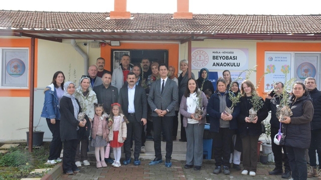 Köyceğiz Beyobası Anaokulu'nda zeytin yetiştiriciliği eğitimi ve fidan dağıtımı
