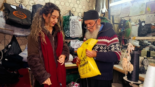 83'lük terzi, ilk günkü aşkla mesleğini sürdürüyor
Zeki Müren'in de terziliğini yapan Mustafa Kekeç, 71 yıldır işinin başında