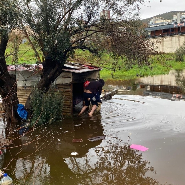 İtfaiye eri vatandaşı sırtında taşıdı