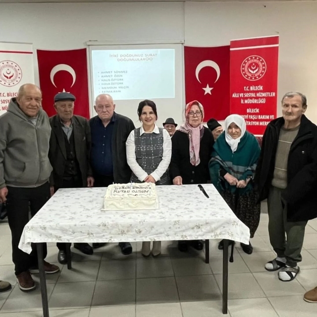 Huzurevinde duygulandıran doğum günü kutlaması