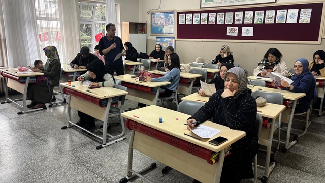 İlkokulda veliler kitap okuma yarışmasında ter döktü